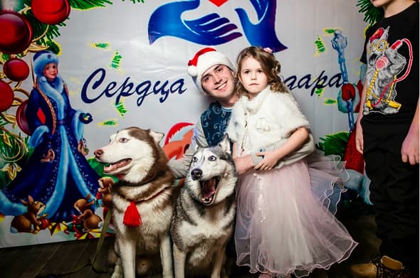 Волонтёры с собаками на территории приюта